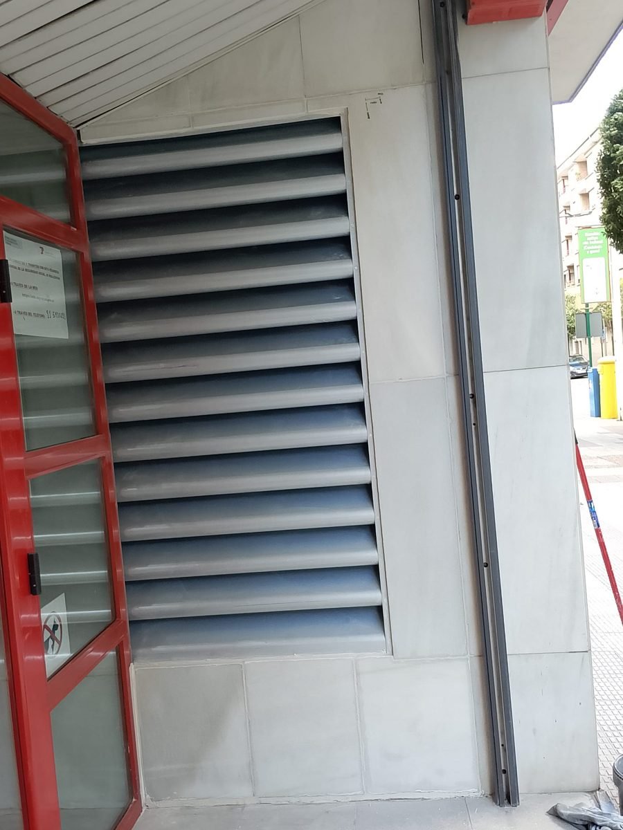 Fachada terminada con la rejilla de ventilación integrada en el aplacado
