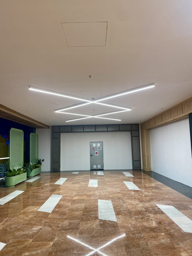 Composición de luminarias LED lineales en el techo del centro comercial