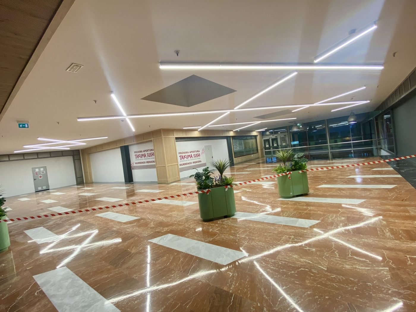 Galería del centro comercial iluminada con luminarias LED lineales