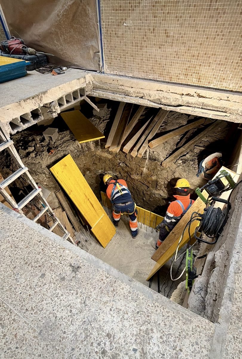 Operarios de DNL trabajando en el fondo de la excavación