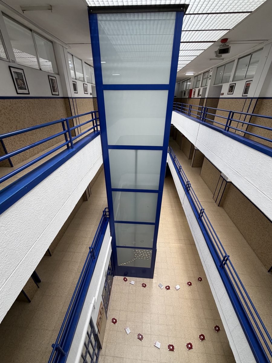 Estructura del ascensor montada sobre el foso ejecutado por DNL en el IPI Sansomendi