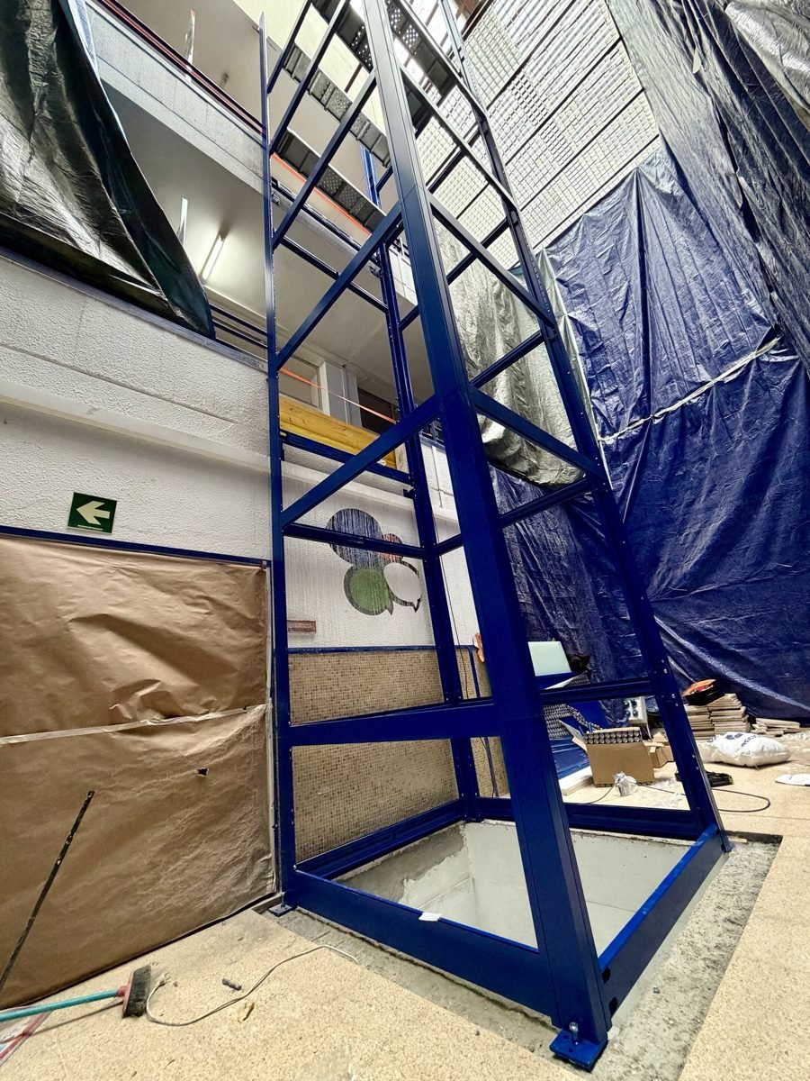 Estructura del ascensor sobre el foso terminado