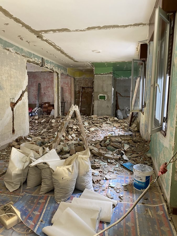 Vivienda durante la demolición, con escombros y sacos